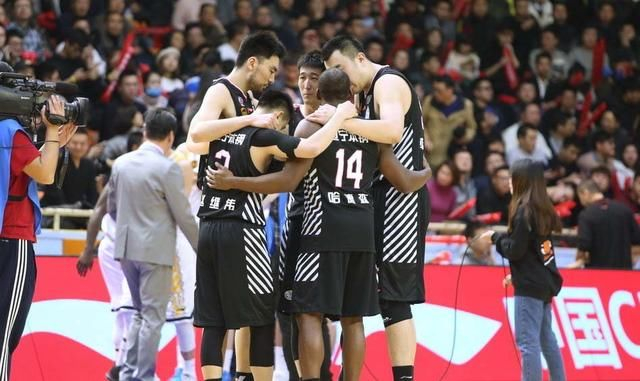 大家认为，辽宁队今晚的表现如何呢？郭士强在比赛中的临场指挥又如何呢？