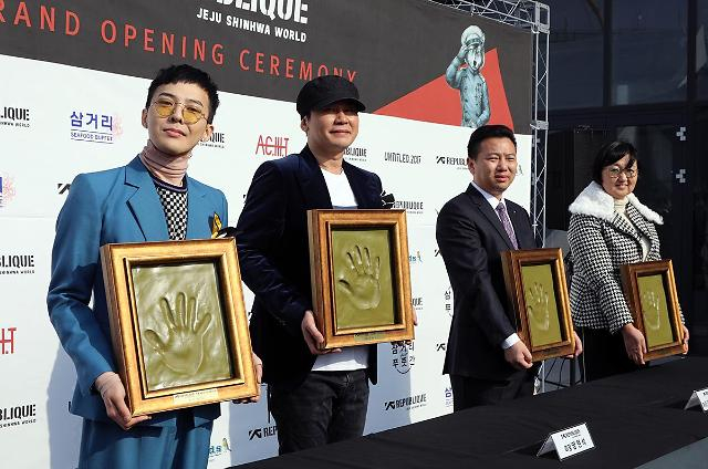  权志龙在济州岛参加咖啡店开店仪式