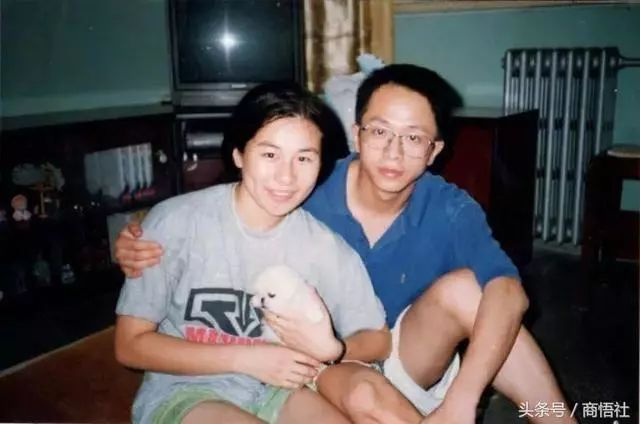 周鸿祎携夫人胡欢敲钟，网友评价：远看像董明珠，近看像金星