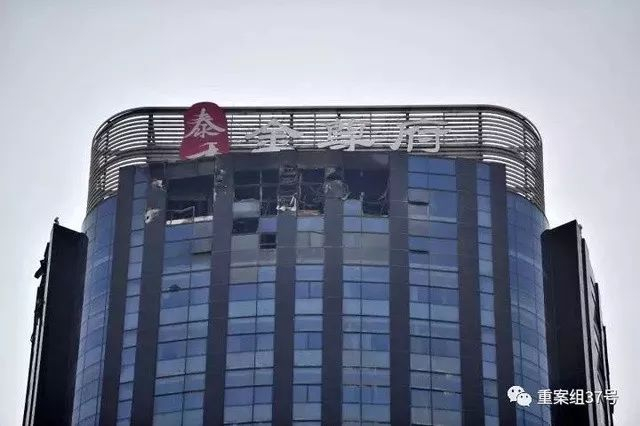 ▲失火的38层公寓楼顶部受损严重。 新京报记者 王嘉宁 摄