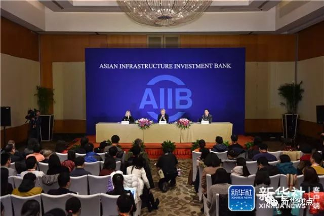 亚投行首任行长金立群（中）等在亚洲基础设施投资银行举行的记者会上（2016年1月17日）。新华社记者 李鑫 摄