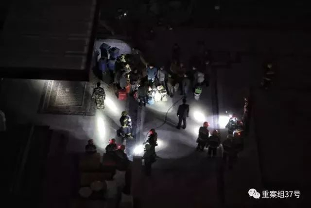 ▲现场消防员和从楼里疏散出来的工人。 新京报记者 王嘉宁 摄