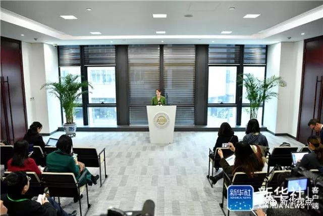 亚投行新闻发言人欧若拉在发布会上介绍情况并答记者问（2017年3月23日摄）。新华社记者 李鑫 摄
