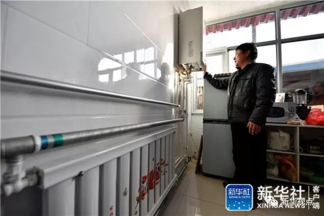 2018年1月16日，北京市通州区西集镇郎东村村民刘红江在家中调节天然气设备。北京煤改气项目是亚投行对华投资的第一个项目。新华社记者 李鑫 摄