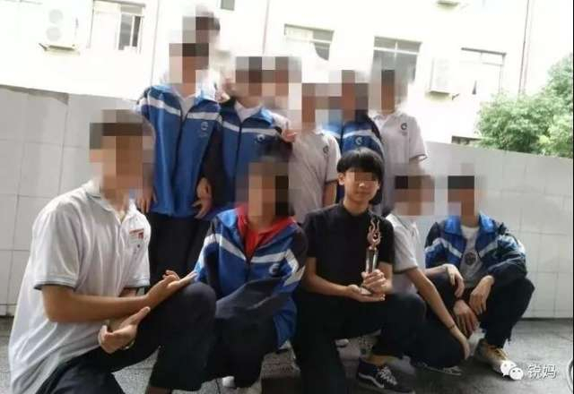 ▲小凯（前排黑衣少年）与同学合影。