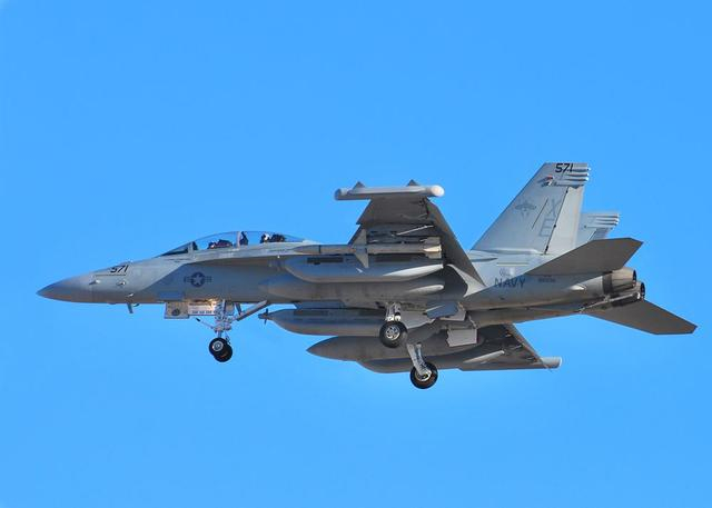 （美国海军从2008年实现量产的EA-18G“咆哮者“电子战战机）
