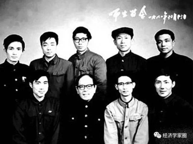 （1981年李克强与北京大学老师及同学合影）