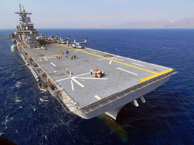 图为美国黄蜂级两栖攻击舰