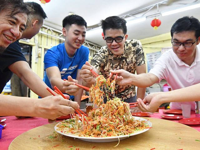 海外迎春一瞥:马来西亚一起来“捞生”_手机新浪网