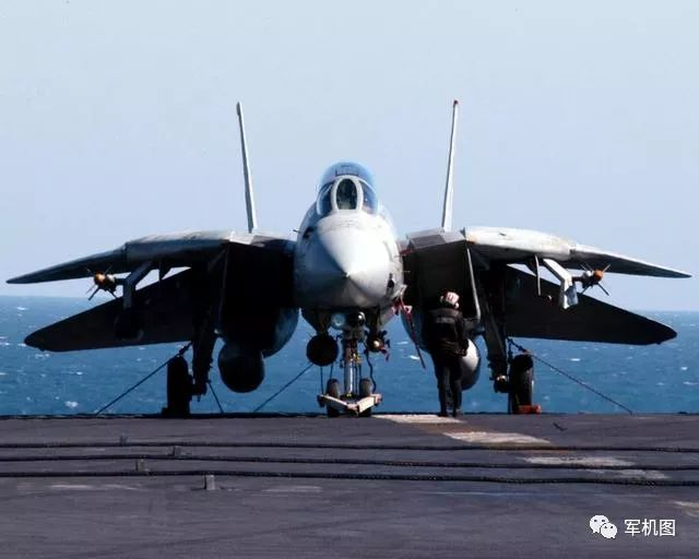 ■航母飞行甲板上的F-14