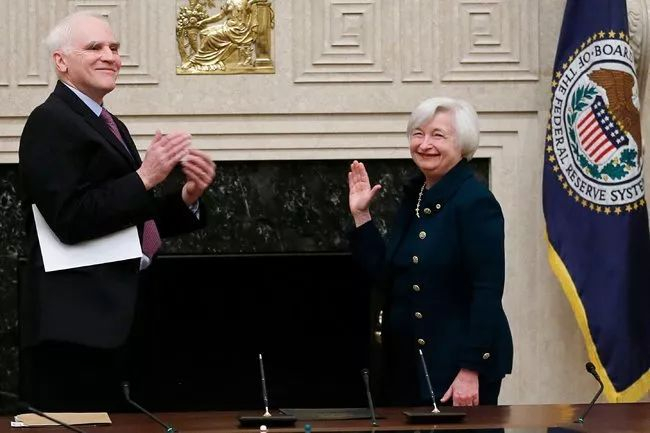 ▲耶伦2014年2月宣誓就职，担任美联储主席一职 &nbsp;图据《纽约时报》