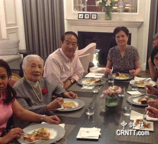 宋楚瑜与母亲胡窕容（左二）一同就餐（图片来源：中评社）