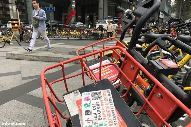 ▲街头的小额贷款广告到处都是。（南方周末记者 翁洹/图）