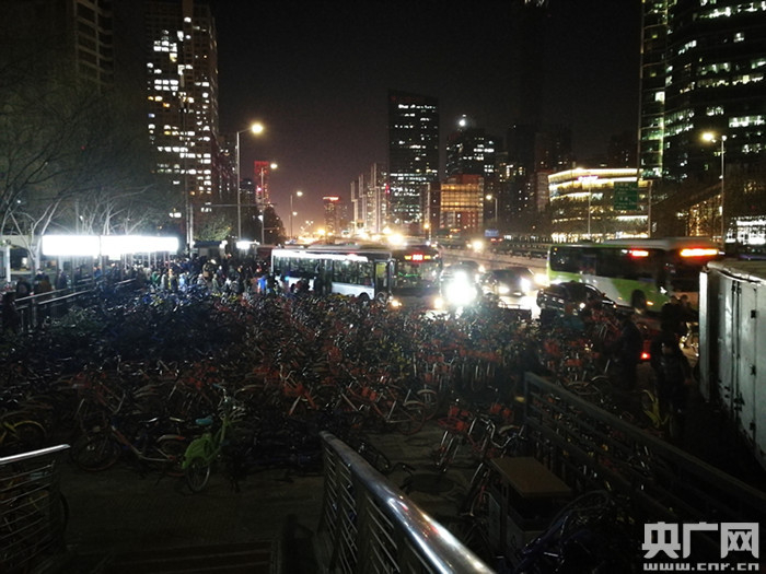 八王坟东站的晚高峰，两千多辆共享单车聚集