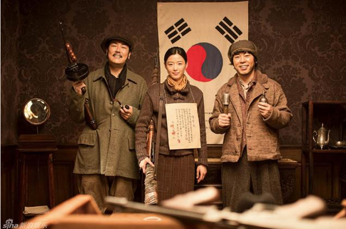 韩国电影《暗杀》剧照，河正宇、全智贤扮演的杀手反映了这段历史