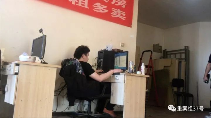▲9月28日，燕郊某机房内，一名“键盘”在相亲网站“聊号”。