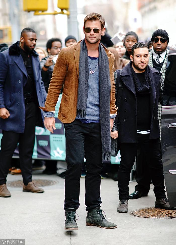 Chris hemsworth store chelsea boots