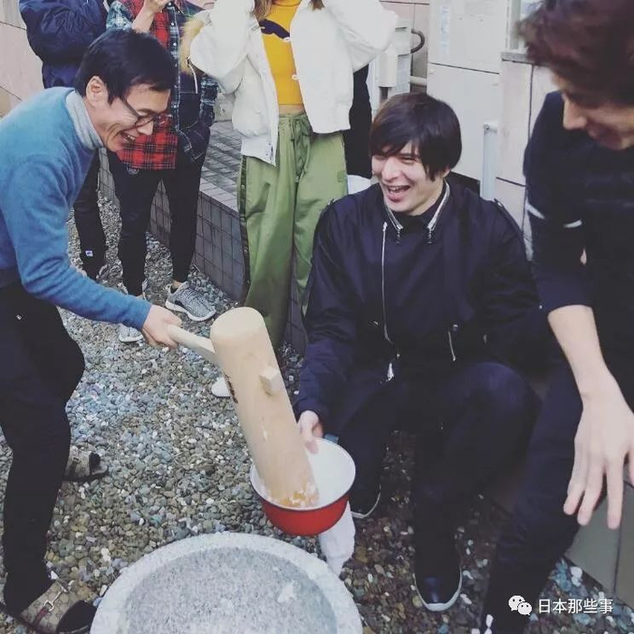 桐谷美玲和Seventeen的麻豆们一起开了忘年会。