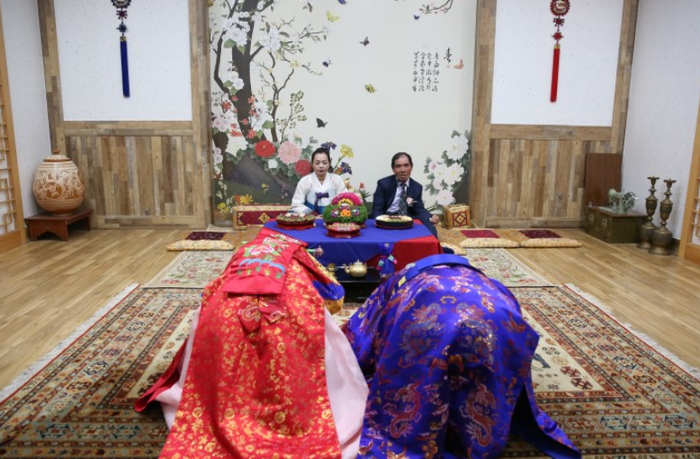 新婚夫妇行跪拜礼，感谢长辈养育恩泽