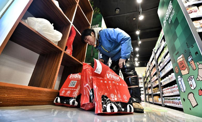 店员在为线上下单顾客进行配货。（图片来源：被访者供图）