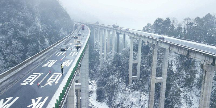 聚焦 2月8日,在北京工作的陈锋乘坐高铁到广元后,在邻近广元火车站的