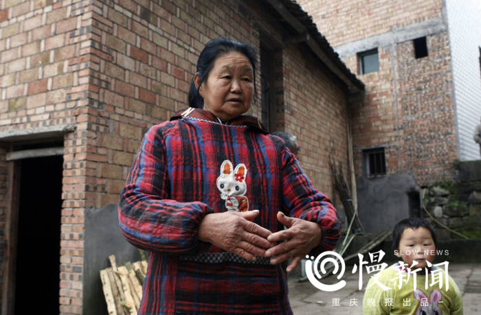 妈妈说秦桂香病情恼火的时候，像怀了娃儿。
