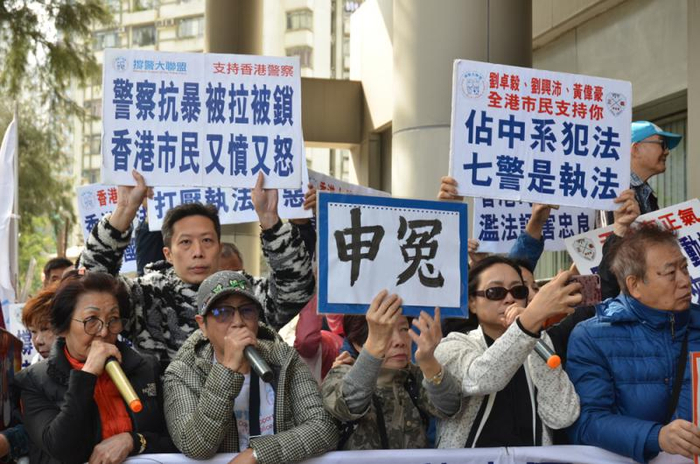 朱经纬支持者举起“申冤”标语，高呼判决不公（图源：港媒）