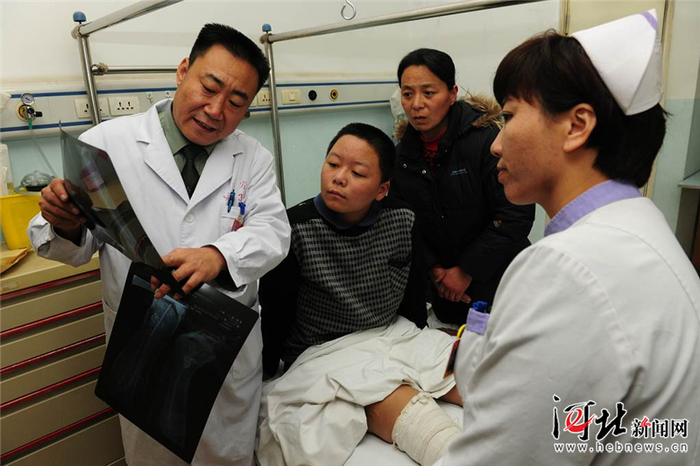  步建立（左一）在给患者讲解病情。 刘会宾摄