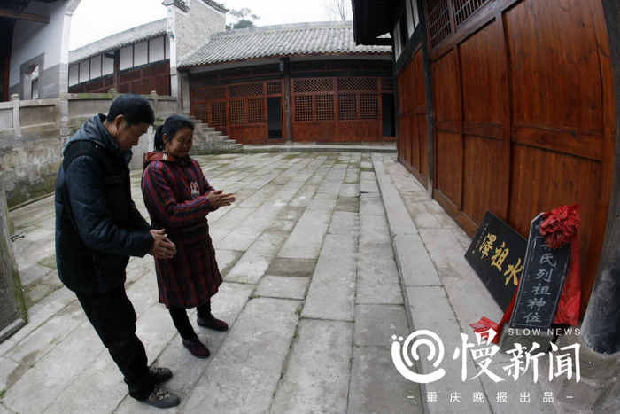 路过快修复完的秦良玉祠堂，老两口祈求列祖保佑。