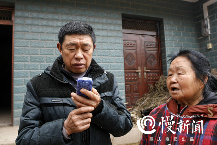 每天与女儿通话，既是期盼，又是悲伤。