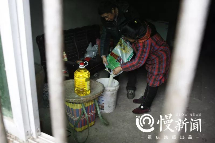 村干部送来了年货和现金