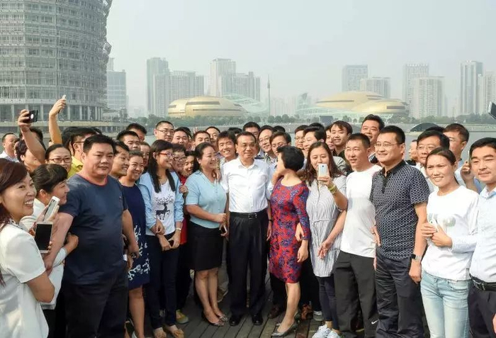 （2015年9月在郑州郑东新区考察的李克强在如意湖畔）