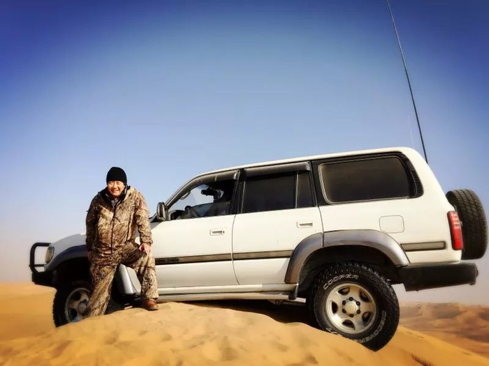 ▲李巍和他的爱车在沙漠里。受访者供图