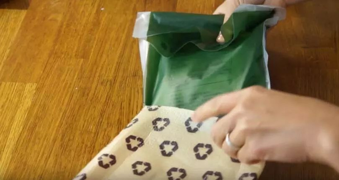 ▲博主将加入水的加热器装进一个小保温袋中。