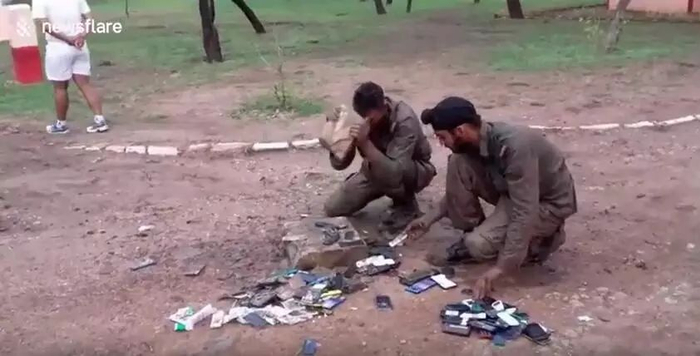 画面左上方的这位白衣男子，来回踱步，并时不时冒出几句警告的话