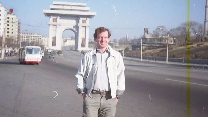 ▲英国人迈克尔·哈罗德在朝鲜。（澳大利亚SBS新闻）