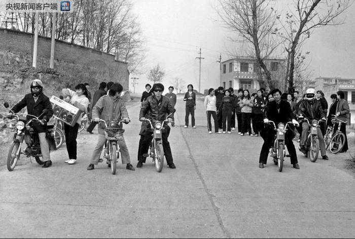  工人们正准备从066基地红阳厂下班回家