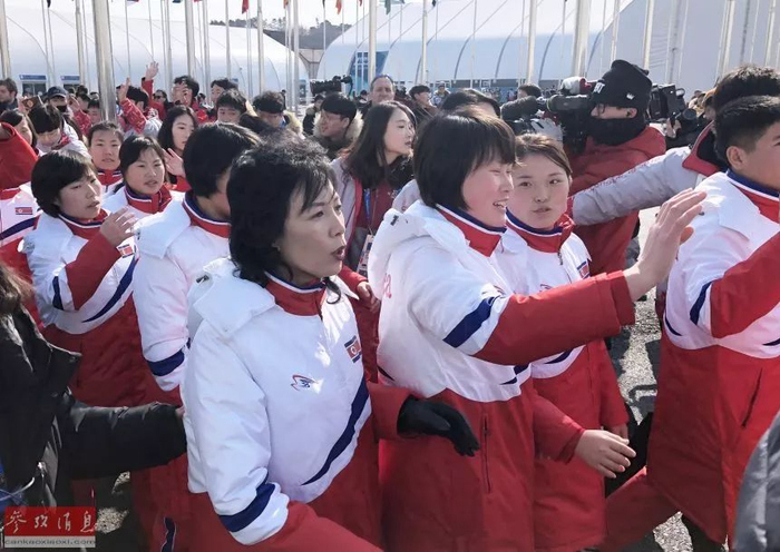 ▲升旗仪式结束后朝鲜体育代表团与媒体记者挥手告别。