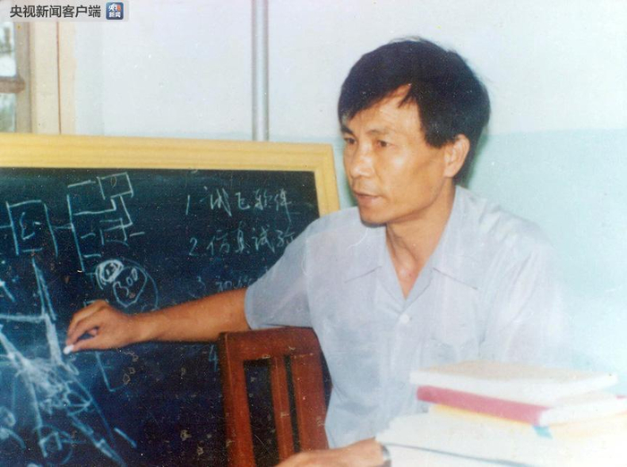  带病坚持工作的王振华