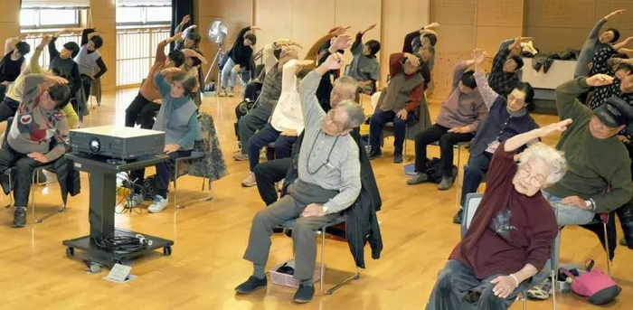▲日本老年人在做健康操。