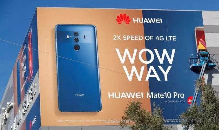  ▲资料图片：2018年1月，美国消费电子展期间，工作人员在拉斯维加斯会展中心外悬挂华为手机巨幅海报。（香港《南华早报》网站）