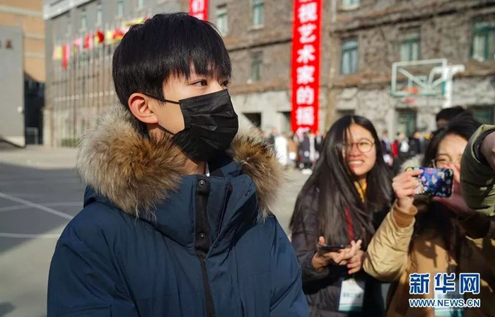 △2月20日，在中央戏剧学院，TFboys成员易烊千玺参加艺考考试前排队备考。当日，中央戏剧学院2018年本科招生专业考试在东城校区拉开帷幕。&nbsp;
