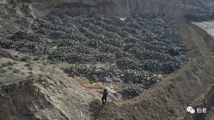 　　△ 2017年12月7日，平安镇岗子村撒拉沟，堆放着大量混杂有少量废阴极炭块的耐火砖堆、灰渣等工业固废。