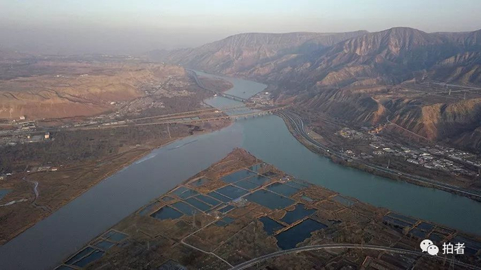 　　△ 2017年12月8日，拍摄距离平安镇岗子村三公里处的湟水河和黄河的汇集口。平安镇岗子村山神沟、撒拉沟、麦洞沟都处于湟水河附近，高于湟水河的沟谷里，均为地质灾害区，这几条沟遇到下雨，汇集的水流是汇聚到湟水河，并最终进入黄河。