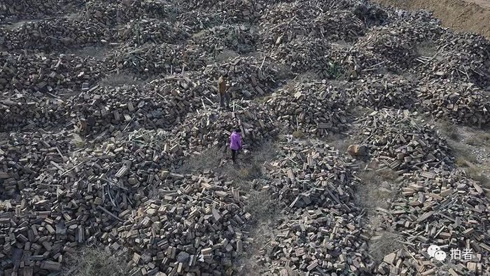 　　△ 2017年12月7日，平安镇岗子村撒拉沟，该处承包人、平安镇岗子村村民曲学顺表示，这些都是6年前堆放的。