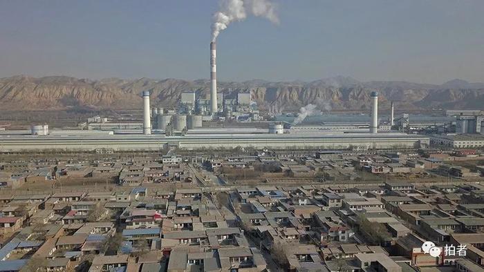 　　△ 2017年12月8日，记者用无人机从空中俯拍的中铝兰州分公司和岗子村的关系。有的村民房屋离厂区围墙不过几十米，岗子村有居民2400多人。
