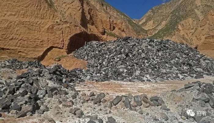 　　△ 2017年9月11日，平安镇岗子村山神沟，靠近西北方向山体的一侧，环保志愿者拍摄的废阴极炭块多个堆点。（朝西拍摄）