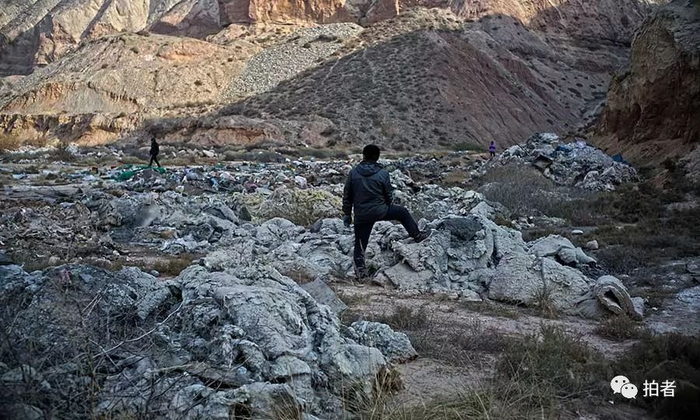 　　△ 2017年12月7日，在平安镇岗子村麦洞沟，记者和志愿者发现随意弃倒的废弃保温材料、化工原料、废油漆桶等工业垃圾。麦洞沟处于地质灾害区，其下游就是通往黄河的湟水河。