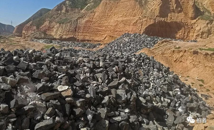 　　△&nbsp;2017年9月11日，平安镇岗子村山神沟，靠近西北方向山体的一侧，环保志愿者拍摄的废阴极炭块多个堆点。（朝南拍摄）