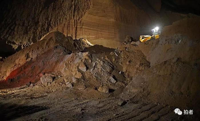 　　△ 2017年12月9日19时许，平安镇岗子村山神沟，靠近西北方向山体的一侧，疑是最大一处倾倒点，中铝兰州分公司连夜开挖用泥土掩埋的电解铝固体废弃物废阴极炭块等固废。此前这些含毒废阴极炭块都是露天堆放的。